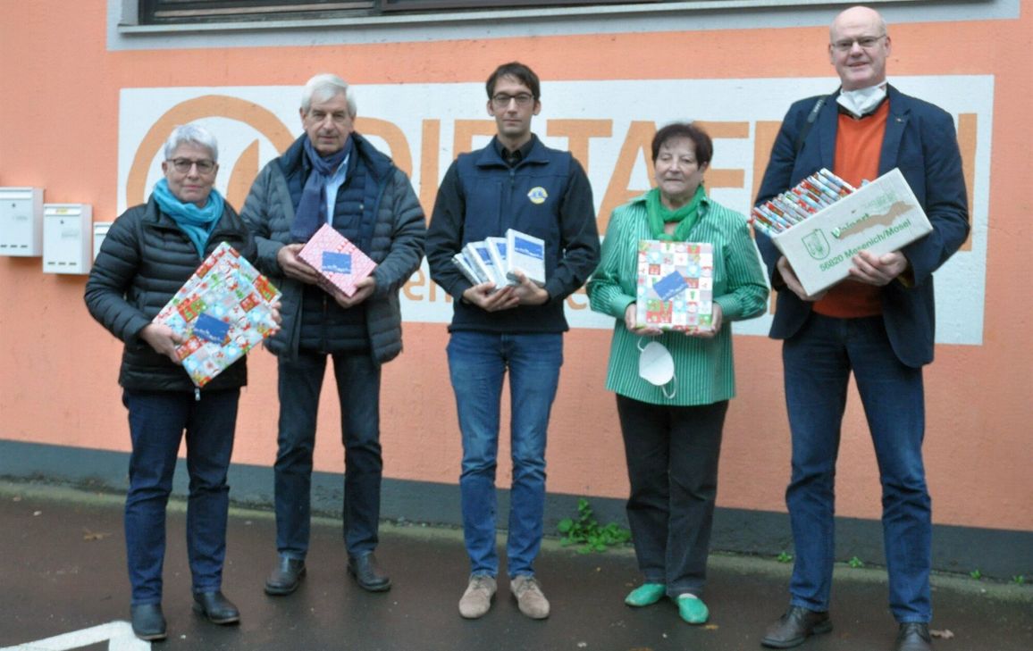 Die Cochem-Zeller Serviceclubs haben der Tafel 433 Buchgeschenke überreicht (von links): Josefa Klötsch, Soroptimist International Club Cochem, Wolfgang Thiel Rotary Club Cochem-Zell, Max Elwig, Lions Club Cochem, Karin Steffens, Leiterin »Cochemer Tafel«, und Johannes Hoffmann, Rotary Club Cochem-Zell.
