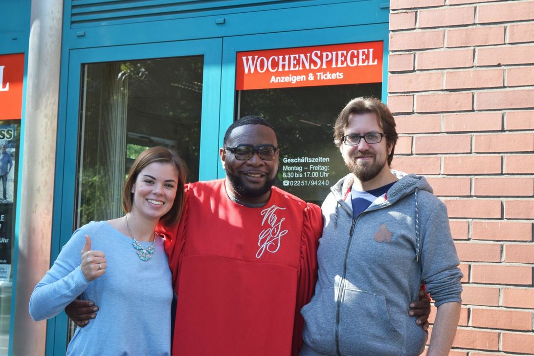 Craig Wiggins (m.) besuchte Redakteurin Anja Breuer und Volontär Tim Nolden im Euskirchener WochenSpiegel-Büro. Foto: Meintel