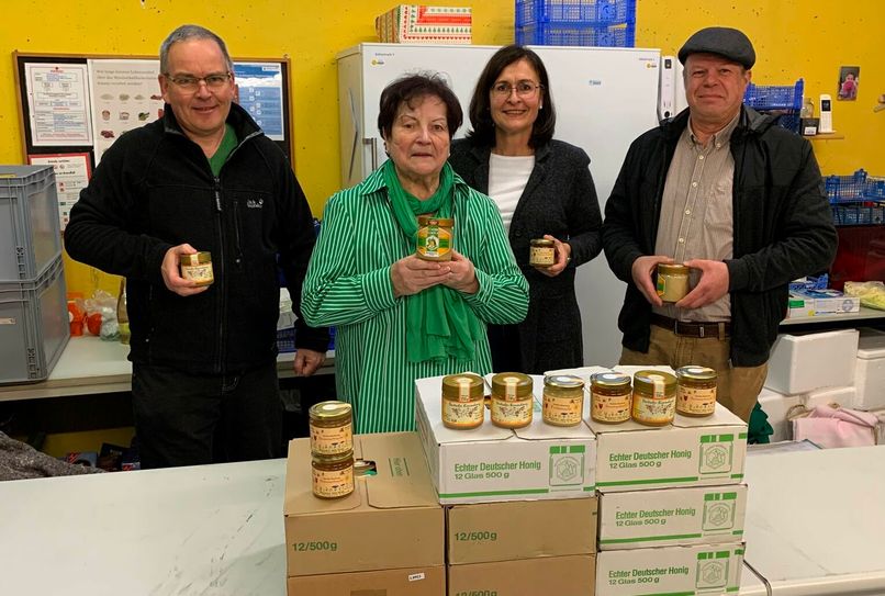 Friedhelm Oster, Bettina Pellio und Otmar Michels vom Imkerverein Lutzerather Höhe übergeben Karin Steffens (2. v. l.) eine Honigspende.