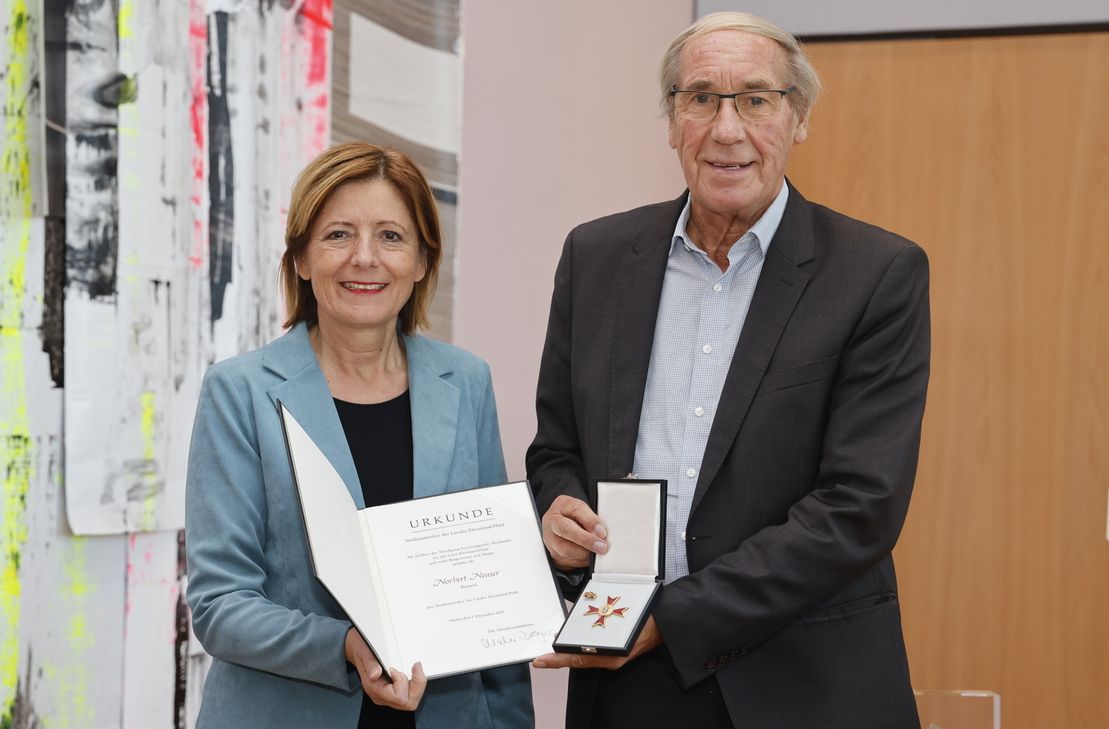 Ministerpräsidentin Malu Dreyer verlieh den Landesverdienstorden an Norbert Neuser.