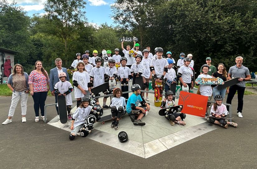 Begeisterte Gesichter nach zwei erfolgreichen Tagen voller großartiger Tricks auf dem Skateboard.