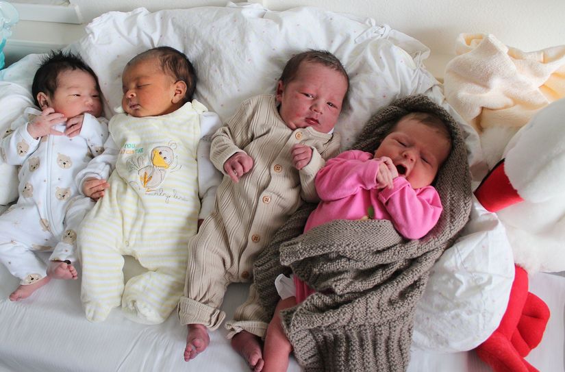 Joshua Glanz (2.v.r.) ist das Hunsrücker Neujahrsbaby, Juna Lia Truong, Nesim Ibrahim Abdelnur, Thea Elisabeth Hoffmann kamen an Silvester zur Welt (v.l.).