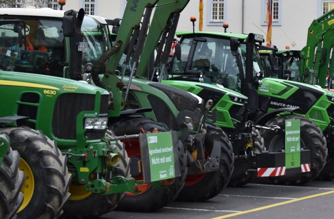 Bauernproteste in Trier am 9. Januar 2024: "Agrardiesel streichen? Nicht mit uns!" hieß es auf den Schildern an den Traktoren. Nun wird die Rückvergütung ab 2026 wieder eingeführt.