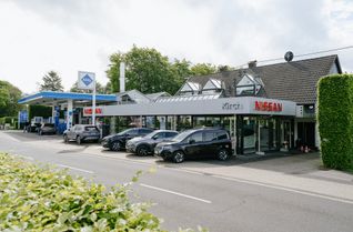 Das Autohaus Kirch samt Tankstelle liegt direkt am Ortsausgang von Höfen und damit günstig für Einheimische, Pendler und Touristen.