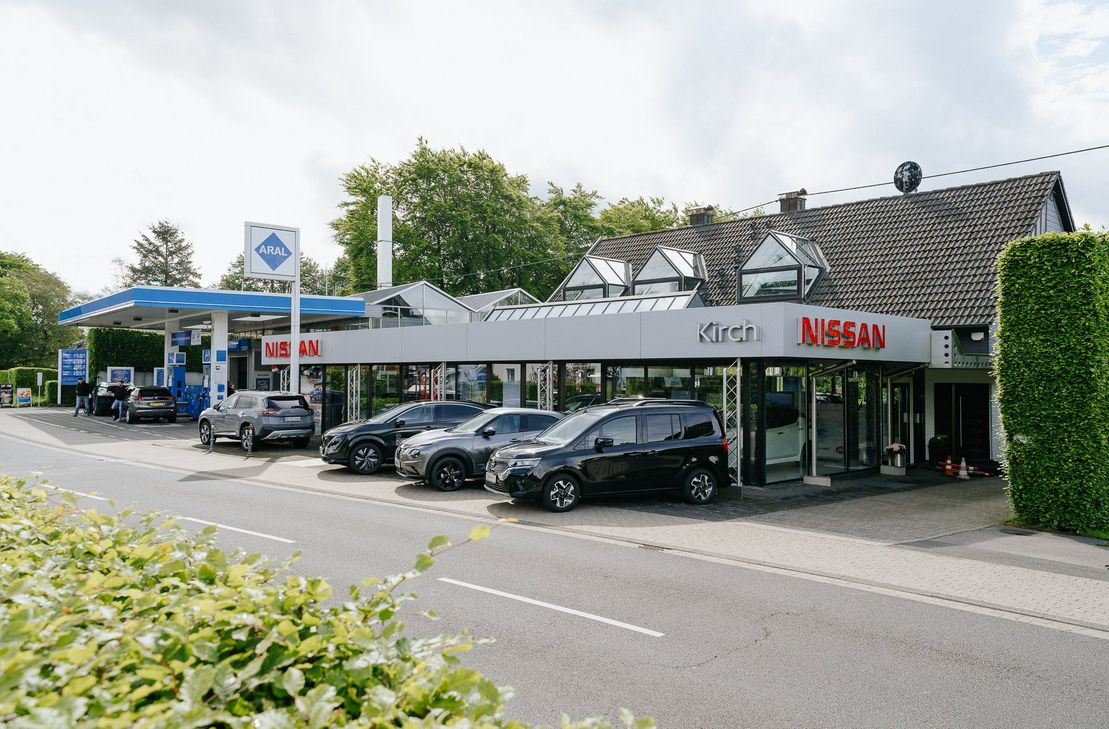 Das Autohaus Kirch samt Tankstelle liegt direkt am Ortsausgang von Höfen und damit günstig für Einheimische, Pendler und Touristen.