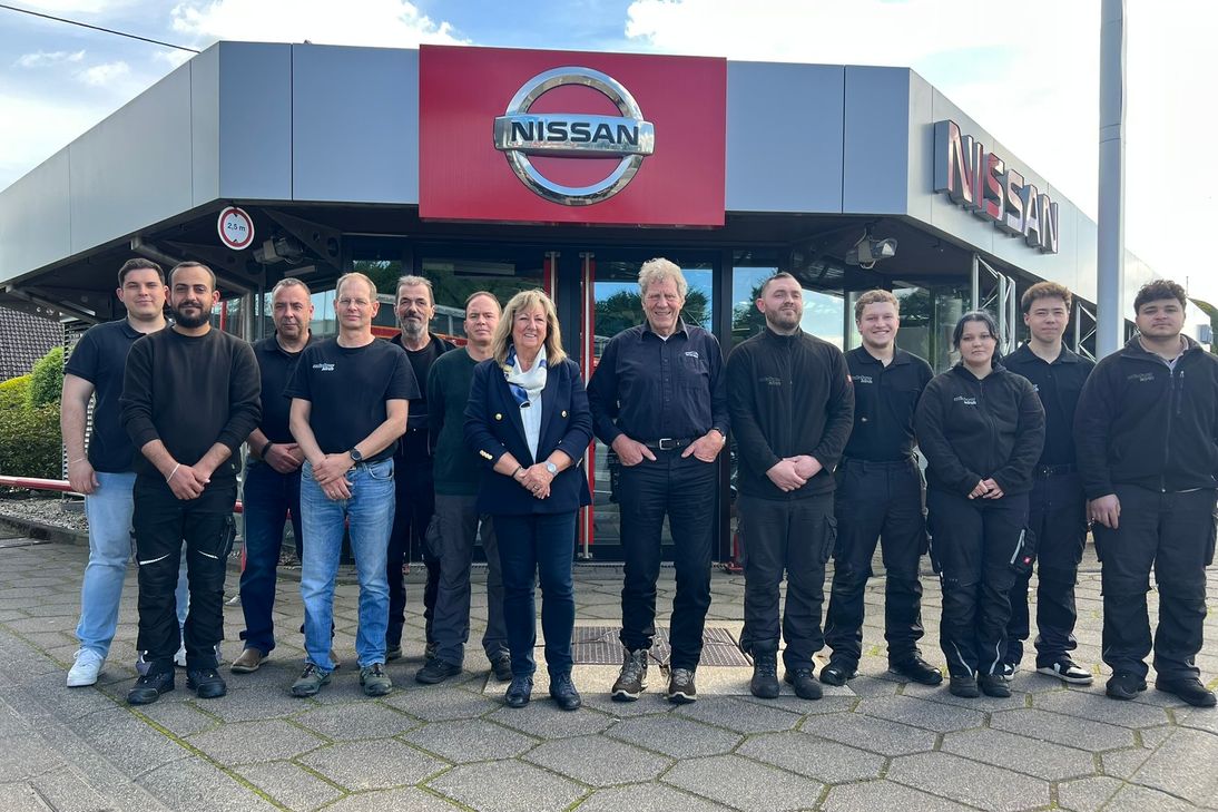 Das Serviceteam aus Verkauf und Werkstatt um die Firmeninhaber Doris und Hans-Jürgen Kirch (Bildmitte).