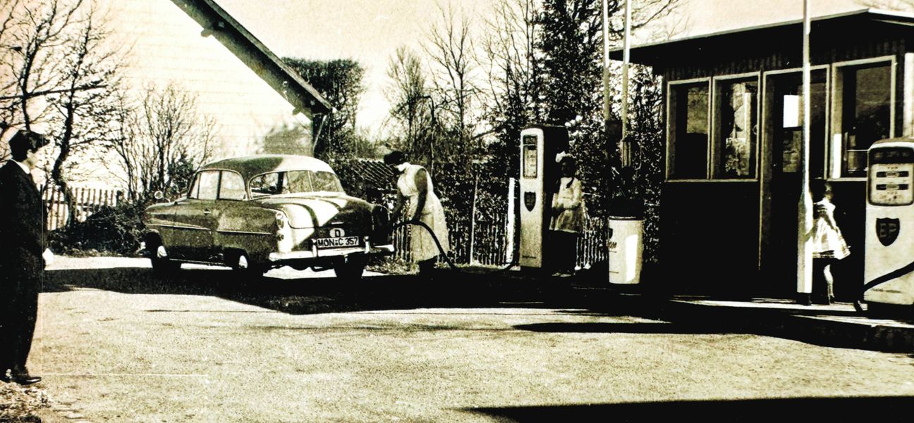 Die Tankwartin zapft per Hand: So hat Johanna Kirch 1956 begonnen.