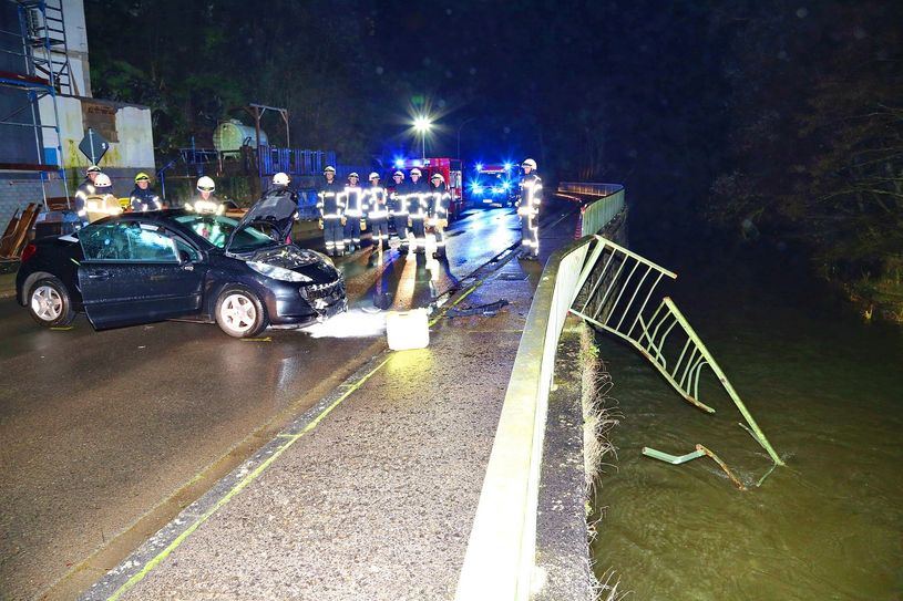 Nochmal gut gegangen: Das Auto stürzte nicht in den Bach.
