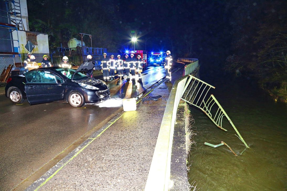 Nochmal gut gegangen: Das Auto stürzte nicht in den Bach.