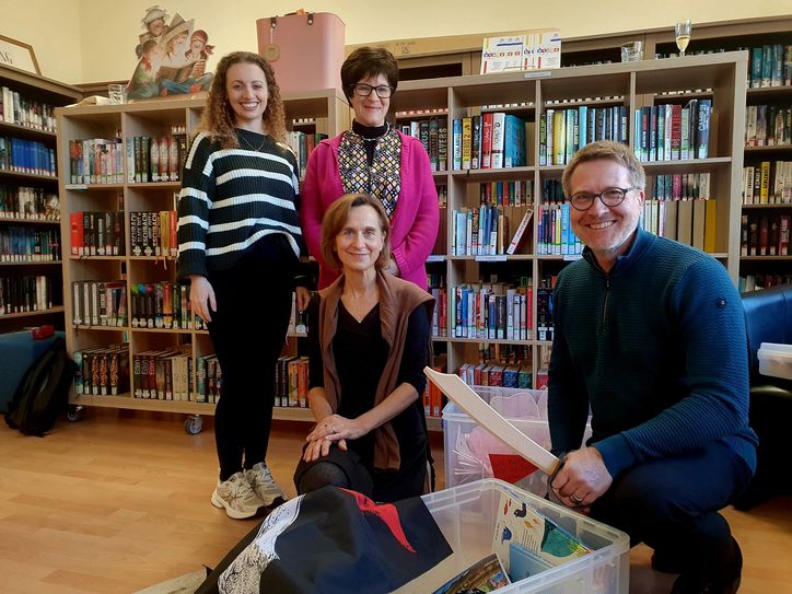 Das Team der Erlebnisbücherei mit Leiterin Anja Kirsch-Jäger und Stadtbürgermeister Andreas Reymann.
