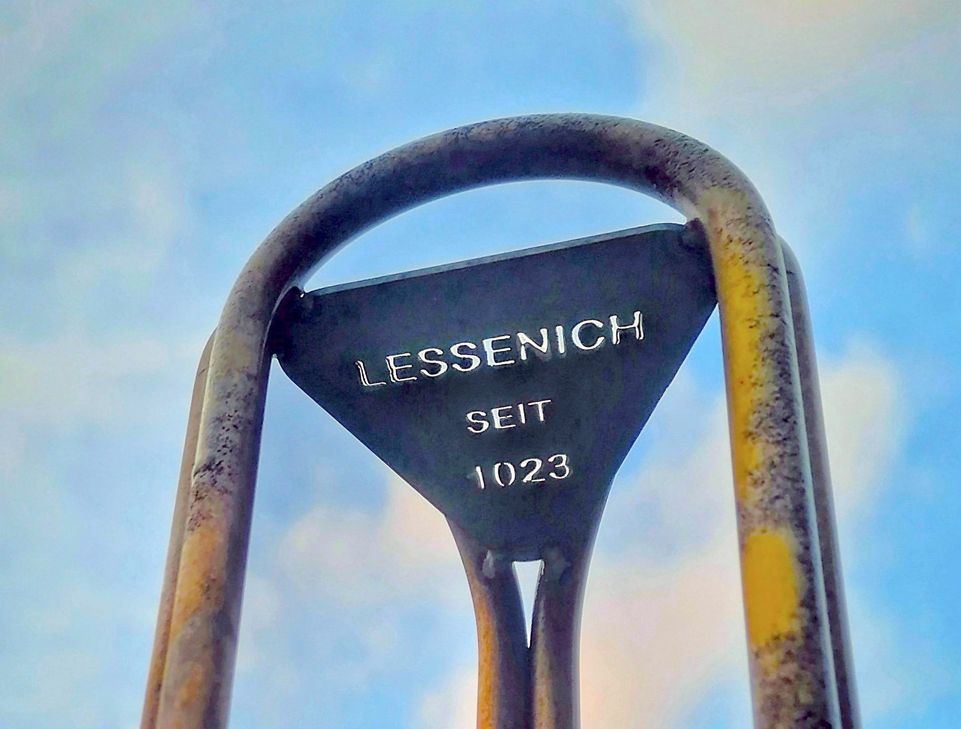 Der Künstler Hubert Schmitt hat eine  drei Meter große Gedenkstele geschaffen.