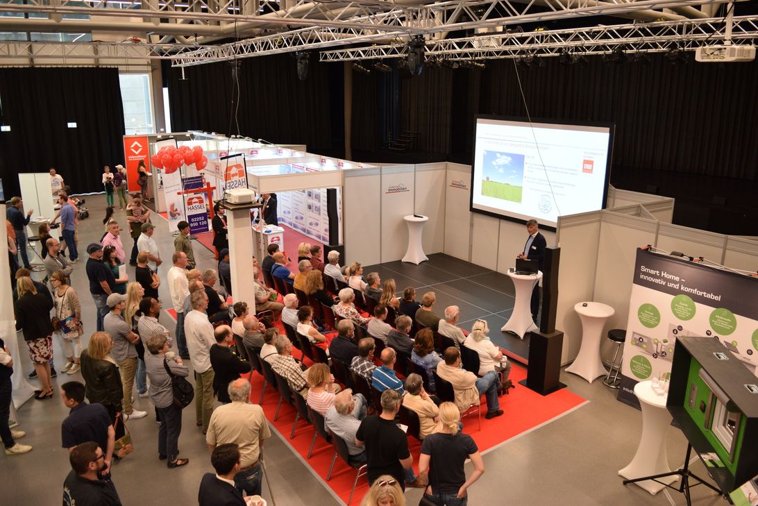 Die Euskirchener Immobilienmesse lockt nicht nur mit Ausstellern aus der Immobilienbranche, sondern auch mit einem interessanten Vortragsprogramm. Archivfoto: Scholl