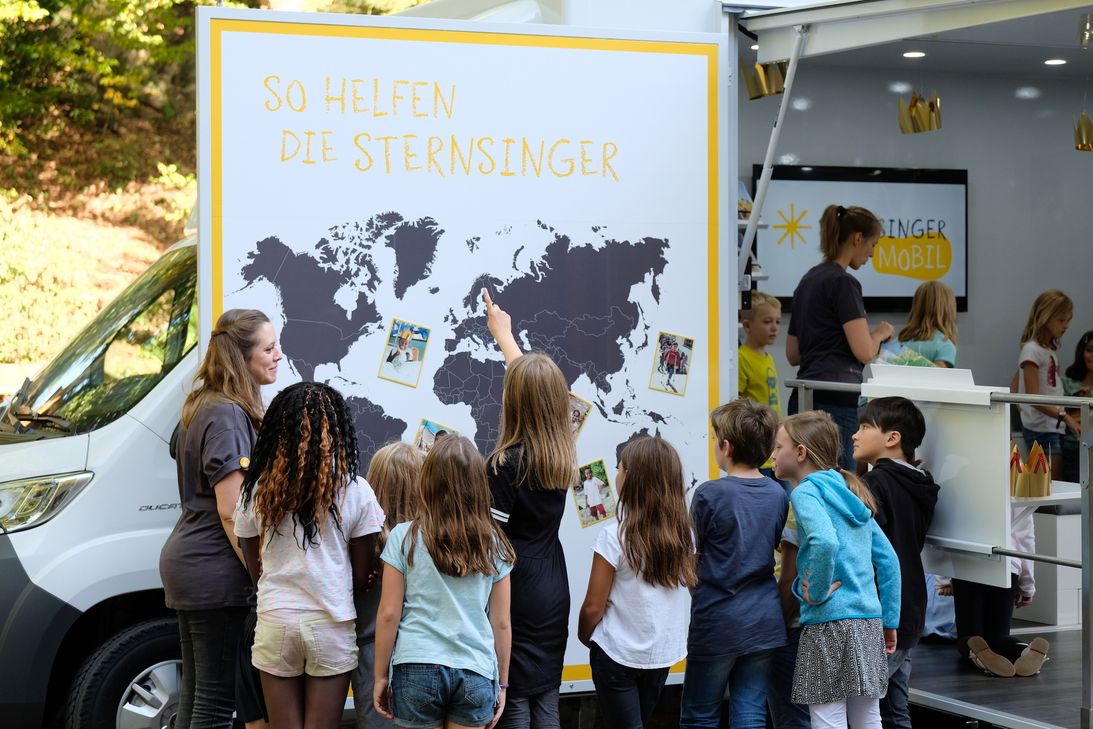 Das Sternsingermobil soll die Kinder spielerisch auf die Lebenssituation von Kindern in anderen Ländern aufmerksam machen. Dazu gibt es beispielsweise eine magnetische Weltkarte, auf der Fotos von den Kindern und Informationen zu ihrer Geschichte zu sehen sind.