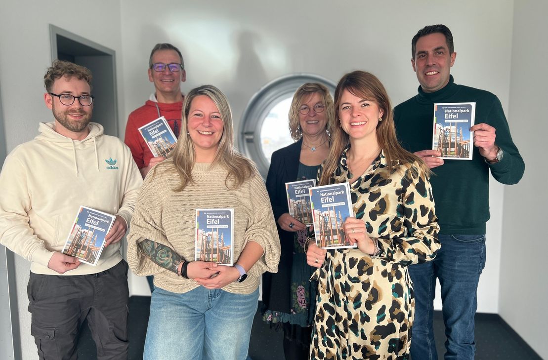 Sind stolz, mit dem Freizeitführer 2024 einen Ratgeber für Einheimische und Touristen präsentieren zu können (v.l.): Dennis Winands (Rureifel-Tourismus e.V.), Thomas Förster (Redaktion Weiss-Verlag), Daniela Garbotz (Weiss-Verlag), Grafikerin Michaele Wolters-Stormanns, Katrin Möllers (Weiss-Verlag) sowie Patrick Schmidder (Geschäftsführer Nordeifel Tourismus GmbH).