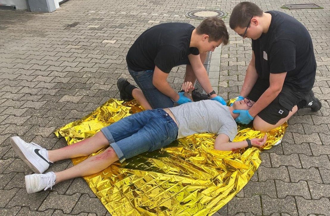 Spritzende Blutungen, gebrochene Knochen: Täuschend echt geschminkt sorgen ehrenamtliche Notfall-Darsteller dafür, dass Übungen noch realistischer werden.