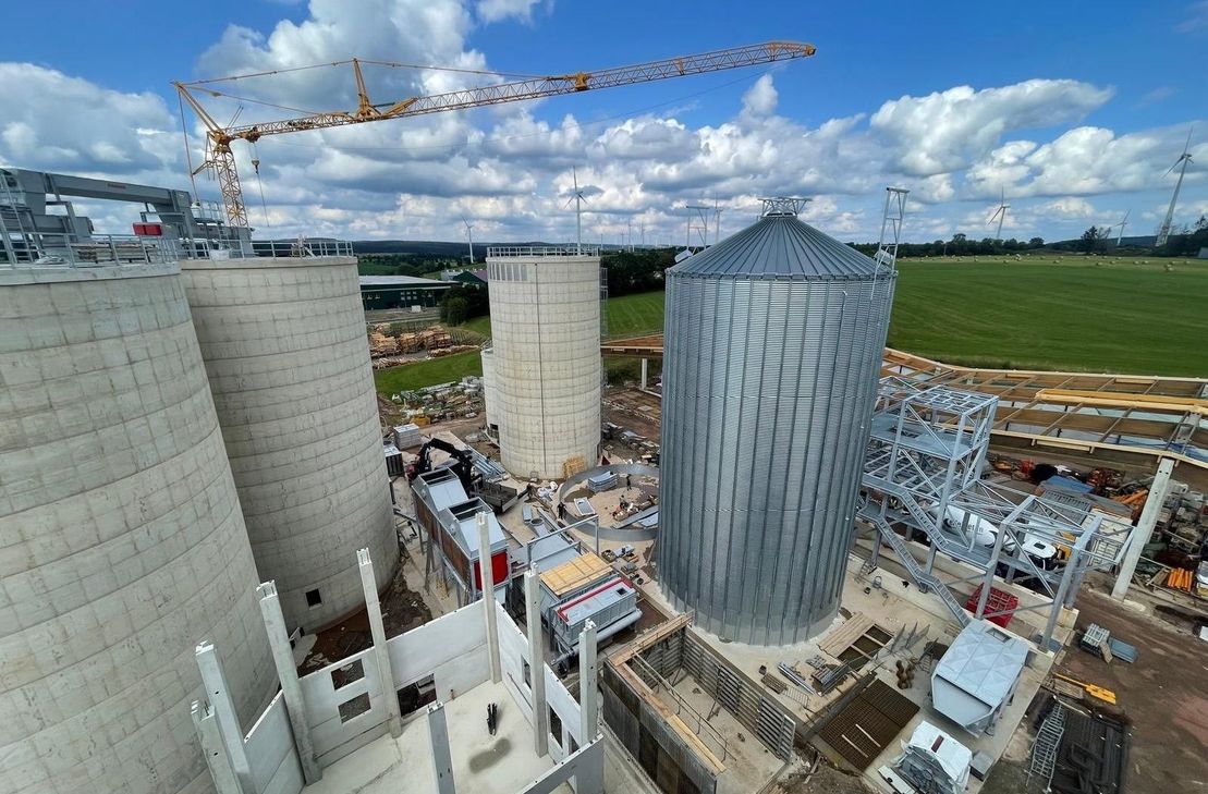 Auf dem Gelände von Hilo entsteht derzeit ein Biomasseheizkraftwerk, mit dem das Unternehmen energieautark werden will.
