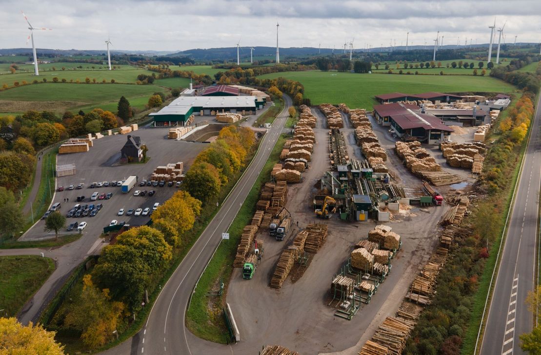 Blick über das Familienunternehmen Hilo in Losheim, das stark expandiert und Mitarbeiter sucht.