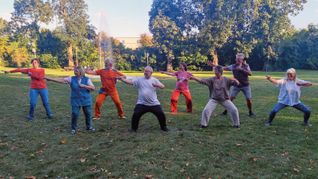 Entspannung unter freiem Himmel: Zahlreiche Teilnehmende genossen beim „Qigong im Park“ im vergangenen Sommer die wohltuenden Übungen. Auch in diesem Jahr laden Dieter und Sabine Renner wieder zu dem kostenlosen Angebot ein.