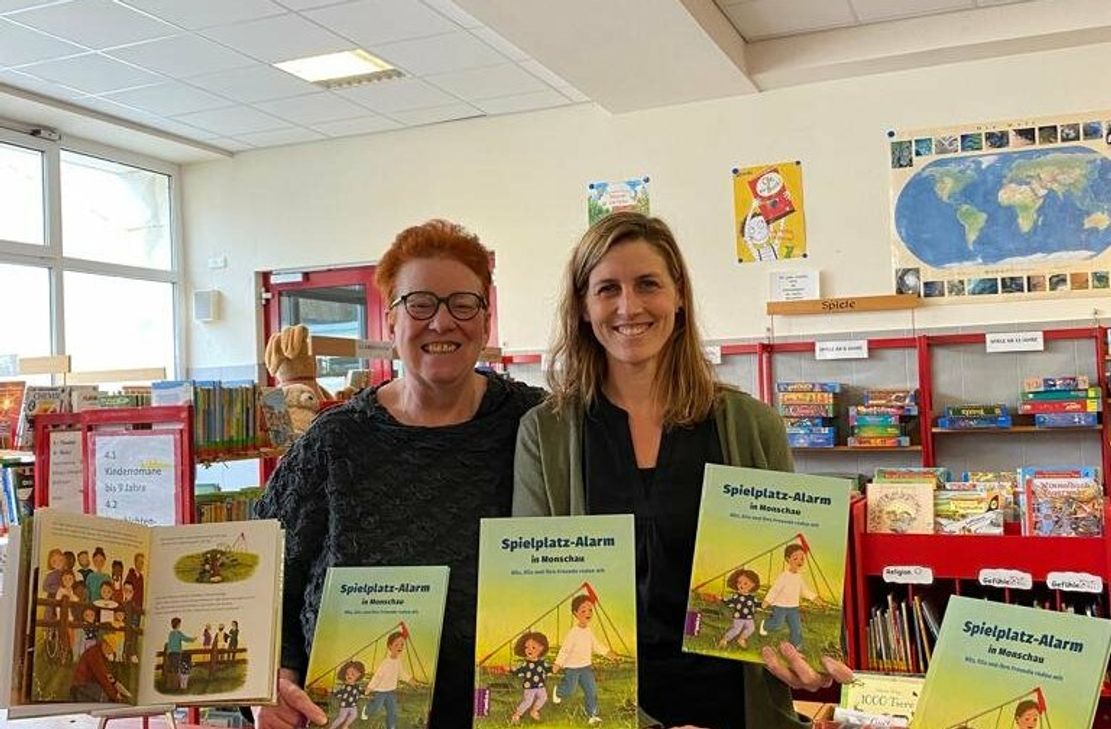 Auch in der Stadtbücherei findet sich »Spielplatz-Alarm in Monschau«: Trixi Reichardt, Leiterin Stadtbücherei Monschau und Dr. Carmen Krämer, Bürgermeisterin. Foto: Sandy Pfreundtner