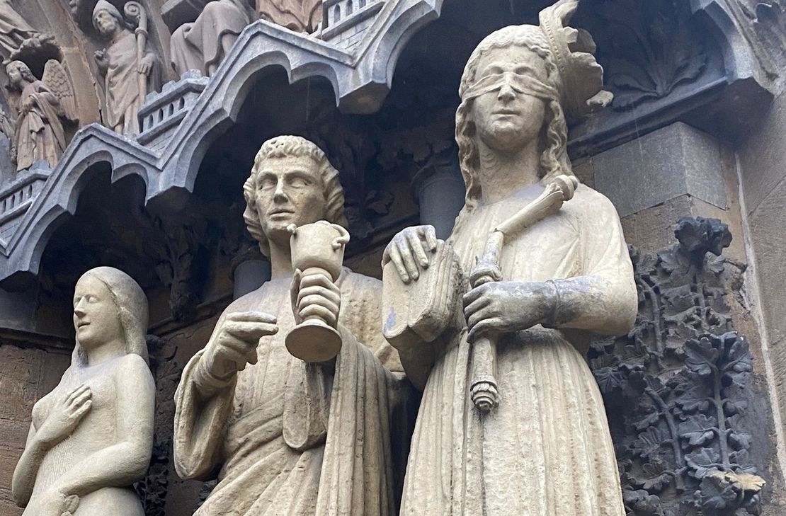 Die Synagoge-Skulptur am Liebfrauen-Westportal.