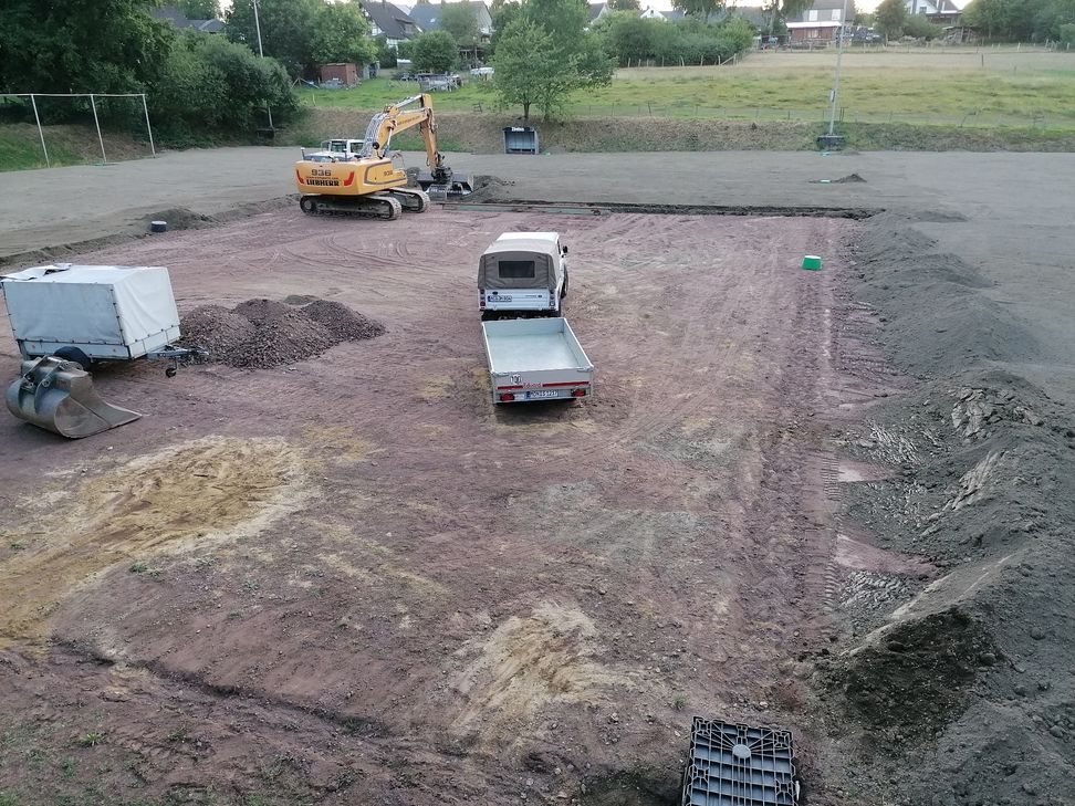 So sah es vor gar nicht allzu langer Zeit auf der "Baustelle Sportplatz" des SC Komet Steckenborn aus. Durch die Neuanlegung eines Naturrasenplatzes ist die rote Asche nun Geschichte.