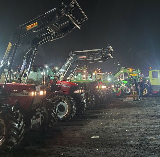 Kreuzformation – Traktoren in Reih und Glied.