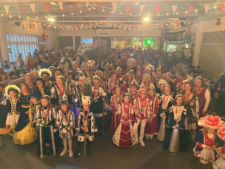 Sparkassen-Gebietsdirektor Andreas Kreitz hatte zum Prinzenempfang in den Antonuishof eingeladen und bedachte acht Karnevalsgesellschaften mit je 1000 Euro.