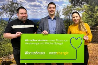Rufen gemeinsam zur Teilnahme an der Aktion "Wir helfen Vereinen 2025" auf (v. r.): Westenergie-Kommunalmanagerin Melanie Dindorf und Westenergie-Regionalmanager Florian Schmidt sowie Timo Uhrmacher von der Verlagszentrale des WochenSpiegel.