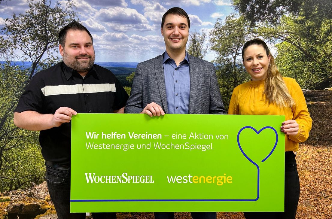Rufen gemeinsam zur Teilnahme an der Aktion "Wir helfen Vereinen 2025" auf (v. r.): Westenergie-Kommunalmanagerin Melanie Dindorf und Westenergie-Regionalmanager Florian Schmidt sowie Timo Uhrmacher von der Verlagszentrale des WochenSpiegel.