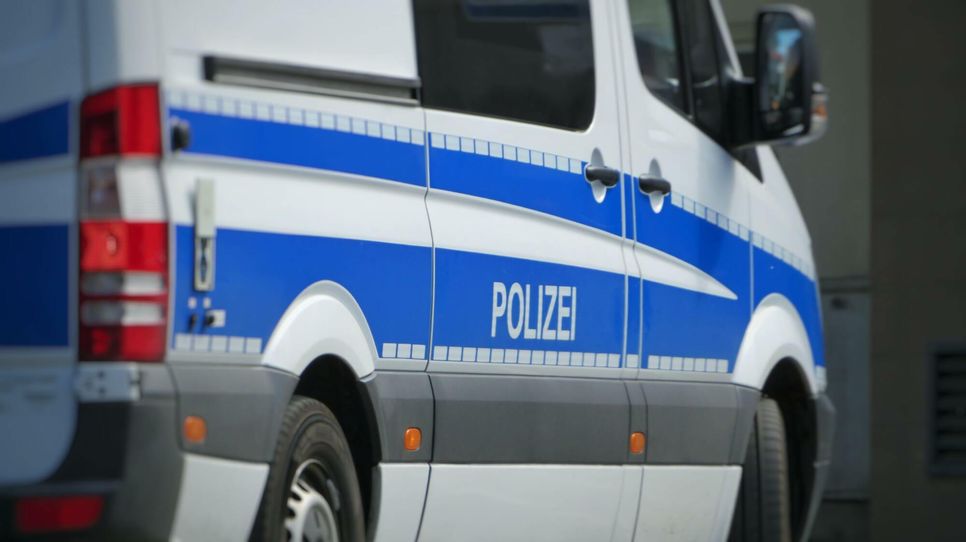 Unbekannte Täter stahlen am Wochenende Wertgegenstände aus Autos - die Polizei sucht Zeugen.
