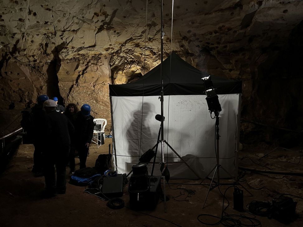 Zur Maske gehen die Schauspieler ins Zelt.
