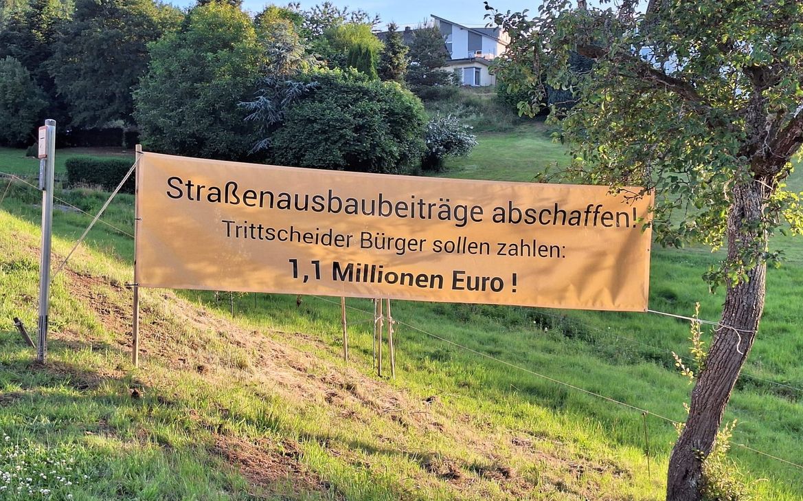 Gut sichtbar für jeden Besucher wurden riesige Banner im Ort aufgestellt.