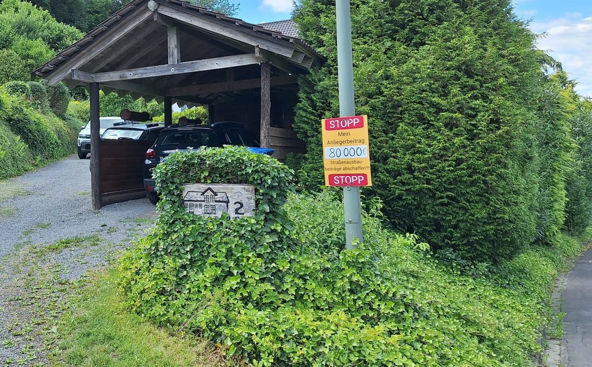 An fast jedem Grundstück haben Betroffene ein "Preisschild" angebracht.