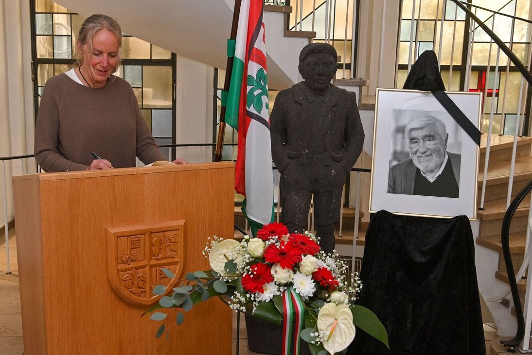 Diese Mayenerin trägt sich in das Kondolenzbuch ein.