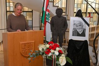 Diese Mayenerin trägt sich in das Kondolenzbuch ein.