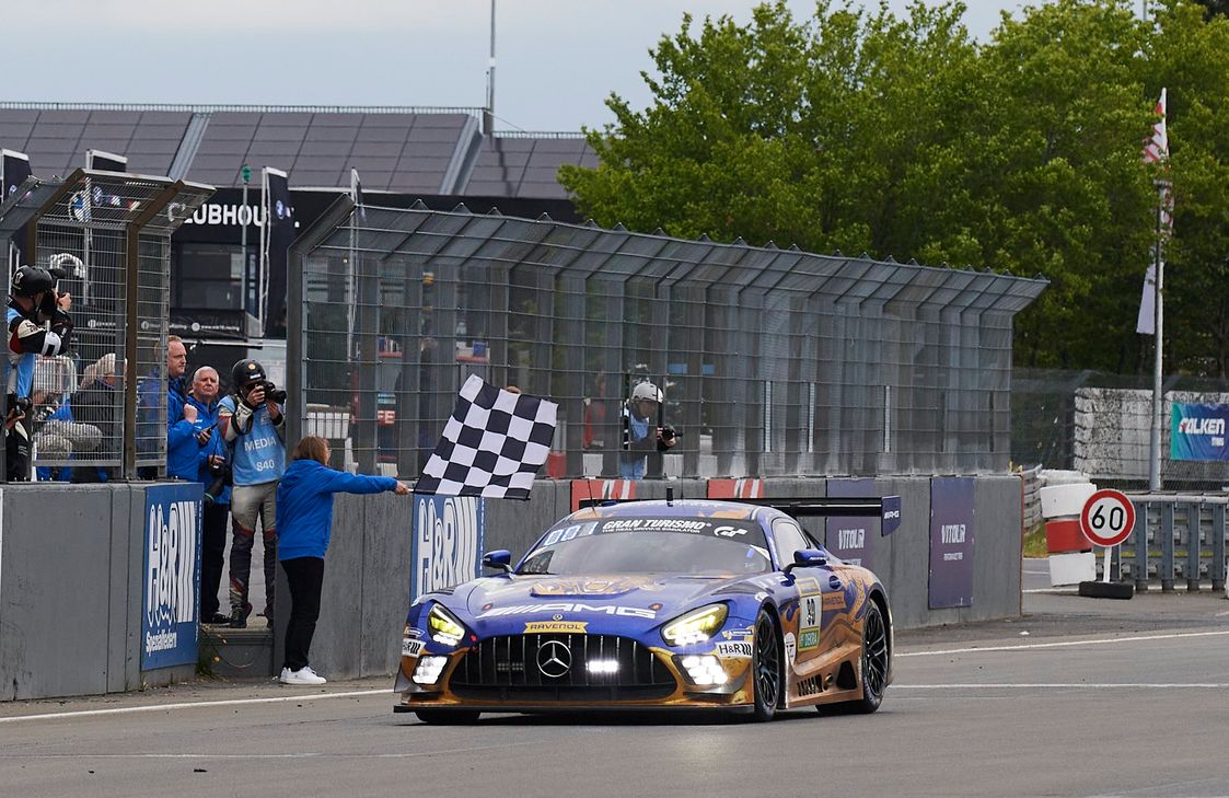 Der Mercedes-AMG GT3 #80 mit Maro Engel, Maxime Martin, Fabian Schiller und Luca Stolz beschert Mercedes den ersten Sieg nach zehn Jahren auf dem Nürburgring.