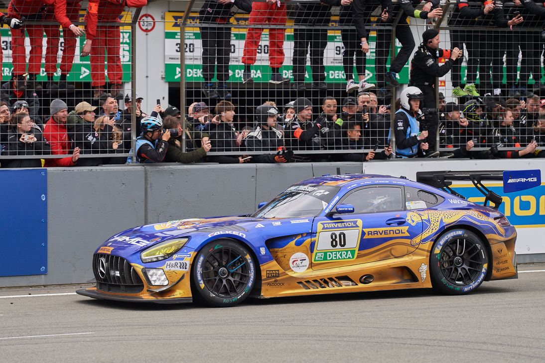 Der Mercedes-AMG GT3 #80 mit Maro Engel, Maxime Martin, Fabian Schiller und Luca Stolz beschert Mercedes den ersten Sieg nach zehn Jahren auf dem Nürburgring.