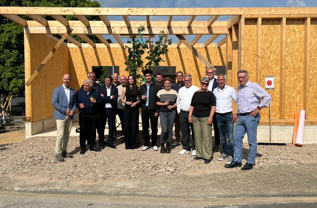 Vertreter von Fachhochschule und Handwerkskammer Aachen sowie Initiator Josef Engelen (2.v.l.) begutachten den Holzbau, der bald als »EinRaum+« zum Pausenraum auf dem BGZ-Gelände und als Raum der Begegnung zwischen Auszubildenden und Studenten dient.