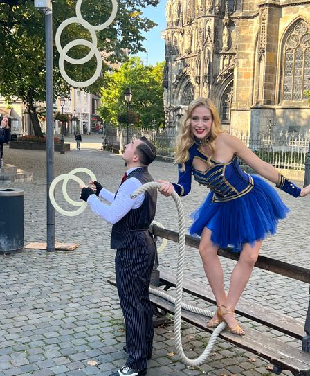 Ring-Jongleur-Weltmeister Danil Lysenko und Ballett-Choreographin Mollie Appleyard machen Lust auf »Spektakulatius« im Aachener Weihnachtscircus.
