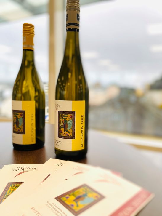 Das VDP Weingut Vereinigte Hospitien hat zwei Kultur-Weine passend zu dem Motiv der Edition
2025 kreiert.