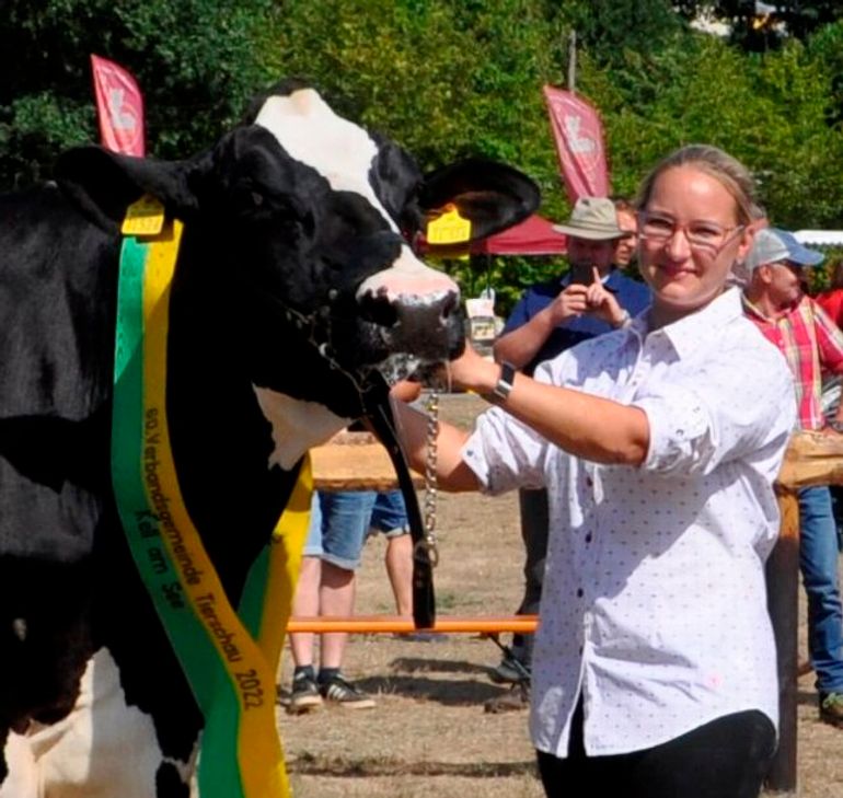 Nadine Hemmes und ihre Kuhdame Nicole nach der Übergabe der Scherpe zur "Miss Hochwald".