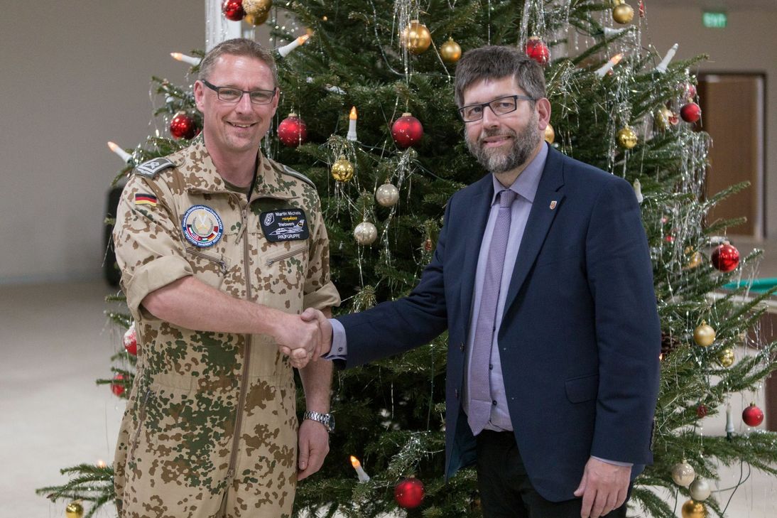 Begegnung fern ab der Heimat: Hauptfeldwebel Martin Michels und Wolfgang Lambertz.