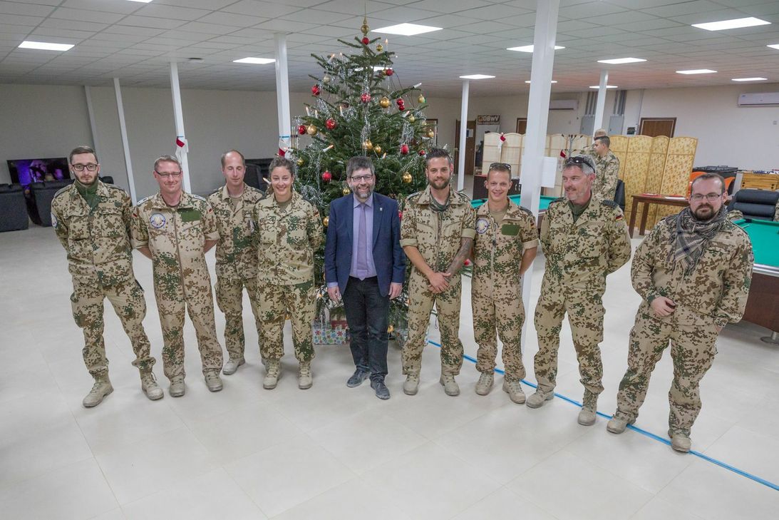 Ein Weihnachtsbaum ist für die Soldaten im Einsatz ein Stück Heimat.