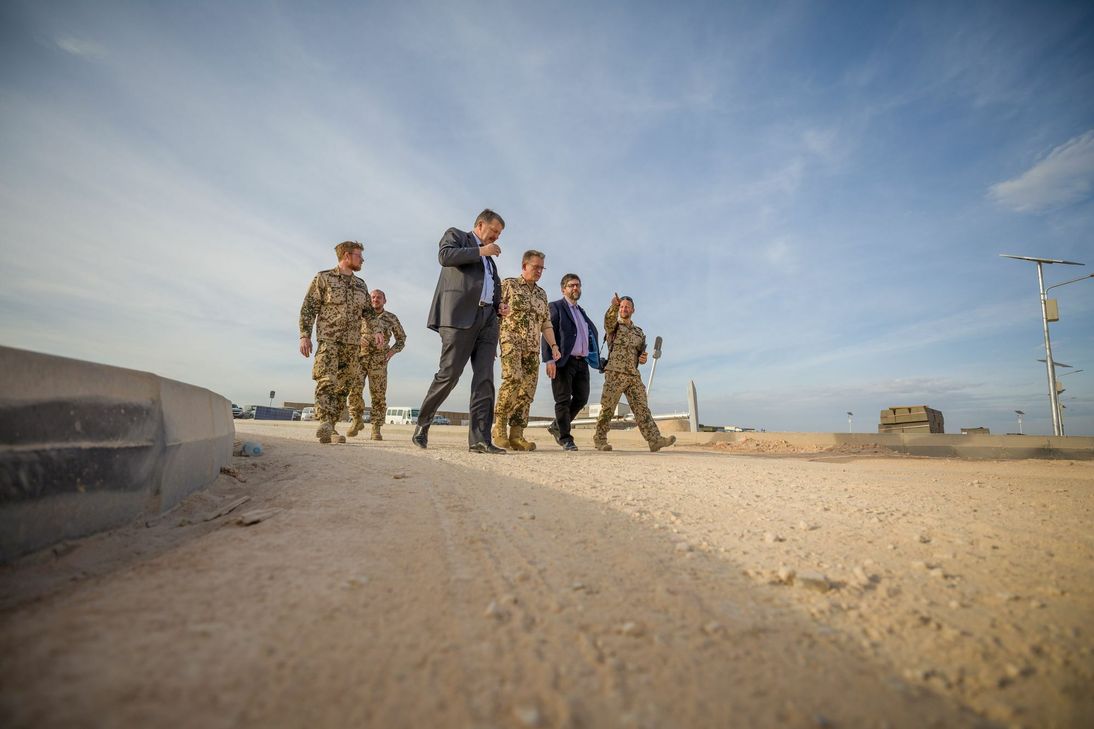 Cochems Stadtbürgermeister Wolfgang Lambertz im Wüstensand von Jordanien.