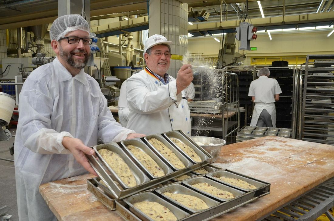 Der Cochemer Stadtbürgermeister Wolfgang Lambertz und Bäckermeister Achim Lohner bei der Stollenproduktion.