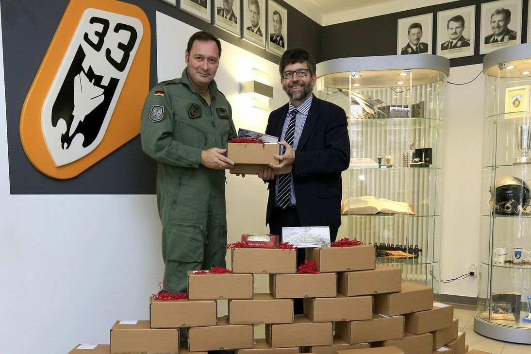 Der Bücheler Kommodore Oberst Holger Radmann organisierte die Verteilung an die Truppe.