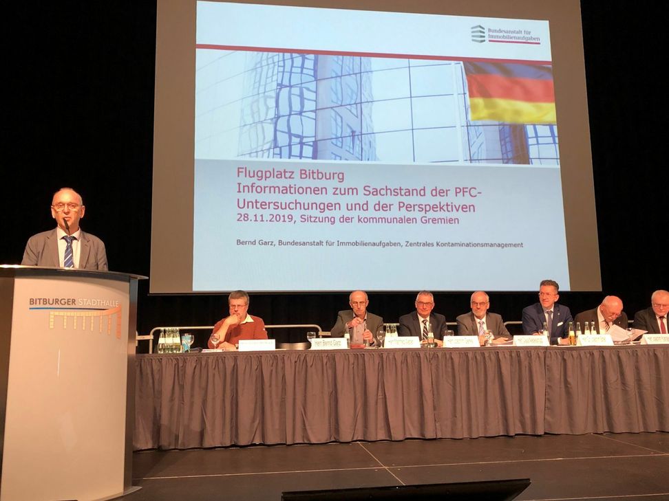 Bernd Garz von der BImA fasste zusammen, was über den Umgang mit PFC-belastetem Boden und Wasser zu sagen ist: »Wir wissen lange nicht genug.« Foto: Sybille Schönhofen