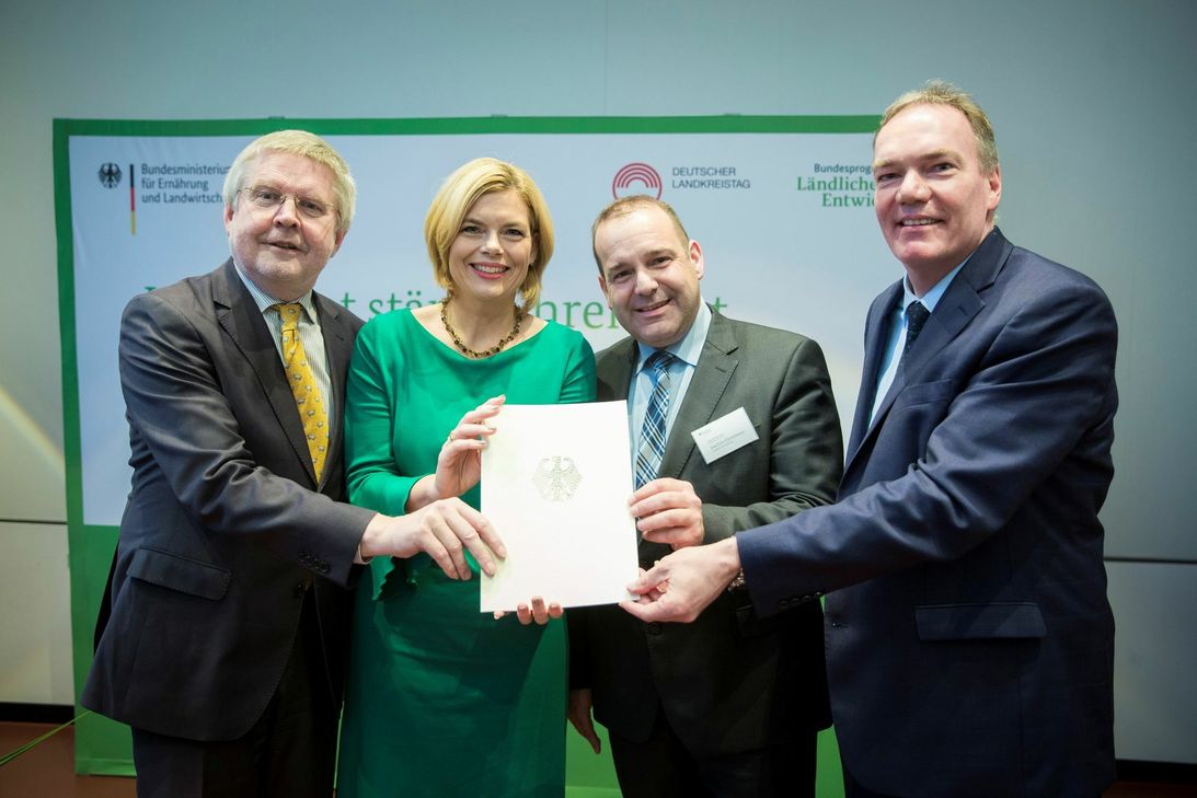Bundesministerin Julia Klöckner bei der Übergabe des Bescheids an Joachim Christmann, (2.v.r.). Foto: FF
