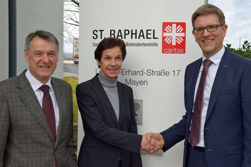 Diözesan-Caritasdirektorin Dr. Birgit Kugel und Aufsichtsratsvorsitzender Hans-Joachim Backes wünschen Thomas Buckler (rechts) einen erfolgreichen Start als Geschäftsführer.