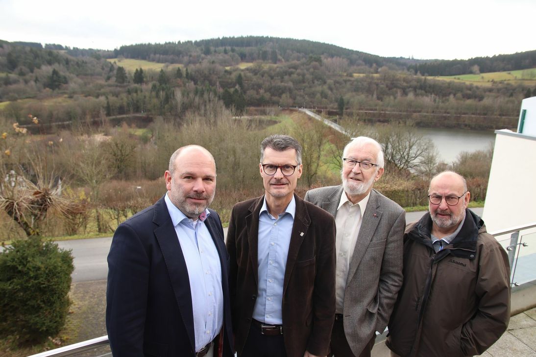 Bürgermeister Jan Lembach (2.v.l.) und die Ratsmitglieder vor dem Areal am See. Foto: Nolden